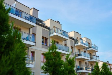 Balkonlu ve pencereli apartman cephesi. Modern şehir mimarisi. Apartmanın dış tarafı.