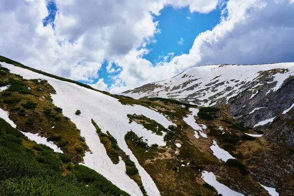 Bulutlu gökyüzüne karşı karla kaplı dağ sırasının panoramik görüntüsü. Polonya, Zakopane 'deki Tatra dağları. Giewont dağ zirvesi. Doğal manzara.