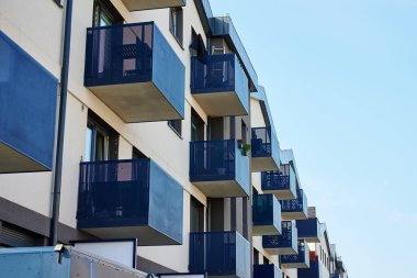 Balkonlu yeni apartman cephesi. Wroclaw, Polonya 'da bir yerleşim yeri. Modern şehir mimarisi. Emlak piyasası