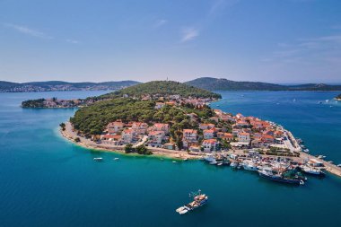 Denizdeki adalar yemyeşil, evler ve havadan manzarayla kaplıdır. Yaz tatili için turistik bir yer. Hırvatistan 'ın Dalmaçya bölgesindeki Rogoznica kasabası yakınlarındaki Adriyatik kıyı şeridinin panoramik manzarası