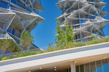 Modern şehir mimarisi, çevre dostu bina, modern mimari tasarım. İskandinav konut minimalist mimarisi