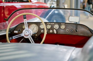 Klasik retro araba içi. Direksiyon, gösterge paneli ve göstergeler gösteriyor.