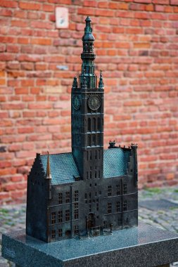 Gdansk belediye binasının detaylı minyatür modelinin yakın çekimi. Eski kentte turistik bir dönüm noktası. Gdansk, Polonya - 10 Nisan 2023