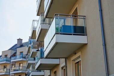 Çok katlı apartmanın dış tarafı. Yaz günü balkonlu apartman cephesi. Avrupa 'da modern konut mimarisi