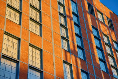 Mavi gökyüzüne karşı modern tuğla ofis binaları. Modern ofis binalarının mimari detayları. Çağdaş minimalist mimari