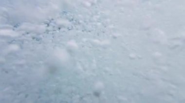 Deniz sularında su altı hava kabarcıkları. Dalış konsepti