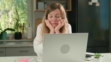 Ofiste dizüstü bilgisayarda uyuyakalan yorgun bir kadın. Yorgun kadın serbest çalışan gözleri kapalı masada oturuyor.