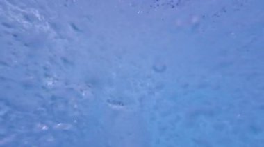 Sıcak su kaynayan jakuzinin sualtı çekimi. Sudaki hava kabarcıkları