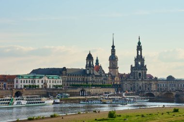 Yaz günü Elbe Nehri 'ne yanaşan yolcu gemileriyle Dresden Panoraması Güzel Sanatlar ve Katedral Akademisi yakınlarında. Dresden, Almanya - 4 Mayıs 2024