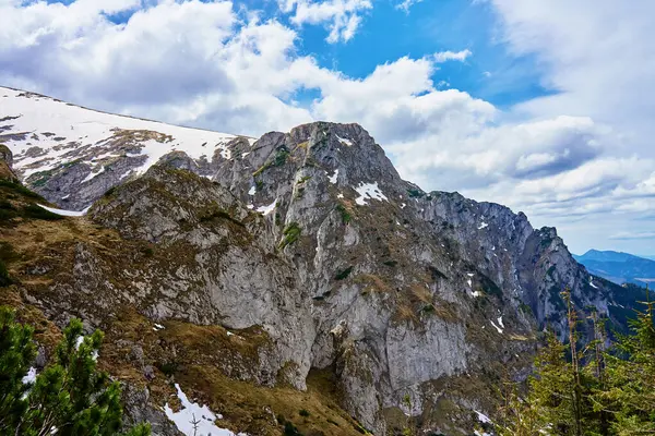 Kayalık kayalıkları ve karla kaplı engebeli bir dağ yamacı. Polonya 'daki Tatra Ulusal Parkı. Doğal manzara.