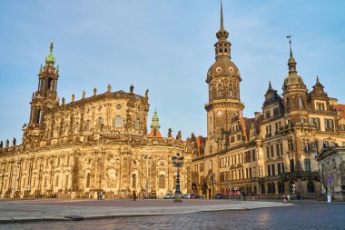 Gün batımında Dresden Katedrali ve Hausmannsturm Kulesi. Tarihi yapıya sahip Alman mimarisi. Dresden, Almanya - 4 Mayıs 2024