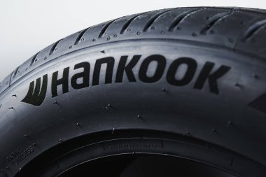 Hankook Ventus Prime araba lastiğinin lastik izleriyle yakından incelenmiş. Wroclaw, Polonya - 13 Nisan 2022