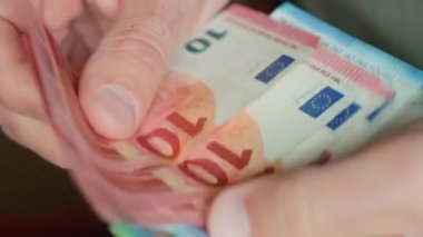 Avro banknotlarını saymak için yakın plan çekimler. Elinde kağıt para tutan adam. Para yönetimi, zenginlik veya mali işlemler kavramı