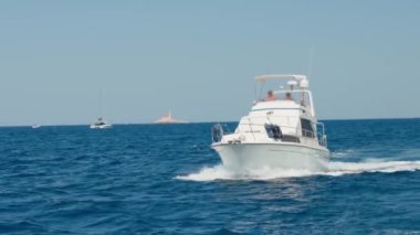 Yaz günü denizde lüks bir motorlu tekne. Yaz tatili ve turizm