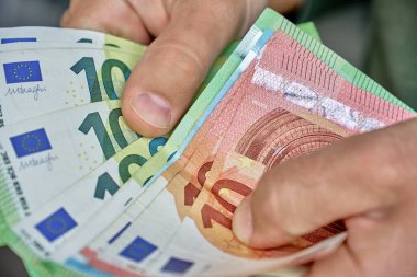 Avro banknotlarını saymak için yakın plan çekimler. Elinde kağıt para tutan adam. Para yönetimi, zenginlik veya mali işlemler kavramı