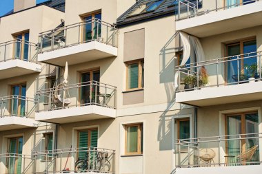 Çok katlı apartmanın dış tarafı. Yaz günü balkonlu apartman cephesi. Avrupa 'da modern konut mimarisi