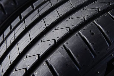 Yeni yazlık araba lastiğinin lastik izlerinin ayrıntıları.