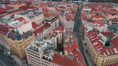 Prag mimarisi, hava manzarası. Avrupa 'da kırmızı çatıları olan tarihi binaların üzerinden uçmak. Çek Cumhuriyeti Praha kentinin kuş bakışı manzarası