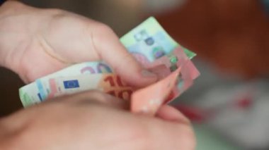 Avro banknotlarını saymak için yakın plan çekimler. Elinde kağıt para tutan adam. Para yönetimi, zenginlik veya mali işlemler kavramı