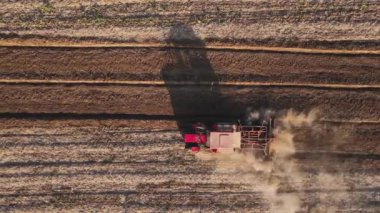 Kırmızı traktör tarlada çalışıyor, kuru toprak ekip biçiyor, hava manzarası var. Tarım sektörü konsepti. Küçük tarım kavramı