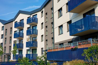 Çok katlı apartmanın dış tarafı. Yaz günü balkonlu apartman cephesi. Avrupa 'da modern konut mimarisi