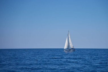 Yaz günü denizde lüks bir yat var. Yaz tatili ve turizm