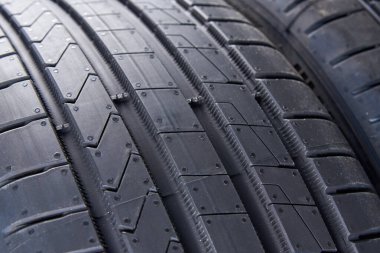 Yeni yazlık araba lastiğinin lastik izlerinin ayrıntıları.