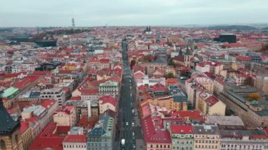 Prag mimarisi, hava manzarası. Avrupa 'da kırmızı çatıları olan tarihi binaların üzerinden uçmak. Çek Cumhuriyeti Praha kentinin kuş bakışı manzarası