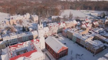 Karla kaplı şehir merkezinin havadan görünüşü. Küçük Avrupa kasabasında kış mevsimi