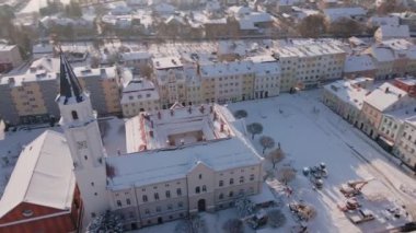 Karla kaplı şehir merkezinin havadan görünüşü. Küçük Avrupa kasabasında kış mevsimi
