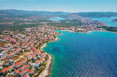 Denizdeki adalar yemyeşil, evler ve havadan manzarayla kaplıdır. Yaz tatili için turistik bir yer. Hırvatistan 'ın Dalmaçya bölgesindeki Rogoznica kasabası yakınlarındaki Adriyatik kıyı şeridinin panoramik manzarası