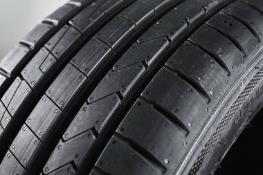 Yeni yazlık araba lastiğinin lastik izlerinin ayrıntıları.