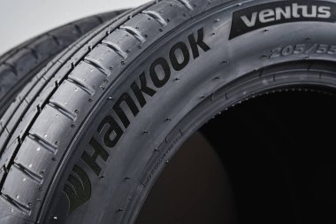 Hankook Ventus Prime araba lastiğinin lastik izleriyle yakından incelenmiş. Wroclaw, Polonya - 13 Nisan 2022