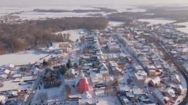 Şehir merkezinin ve yerleşim yerlerinin havadan görünüşü. Evleri ve caddeleri karla kaplı. Küçük Avrupa kasabasında kış mevsimi