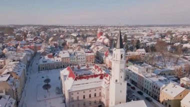Karla kaplı şehir merkezinin havadan görünüşü. Küçük Avrupa kasabasında kış mevsimi