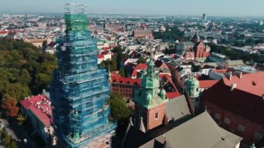 Krakow 'daki Wawel Kalesi' nin havadan görüntüsü. Ortaçağ kraliyet rönesansı mimarisi. Polonya 'da turistik dönüm noktası