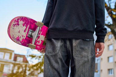 Elinde çizik bir kaykayla şehir caddesinde yürüyen bol kotlu bir kaykaycı. Ergen kaykay yapıyor. Gençlik alt kültürü kavramı