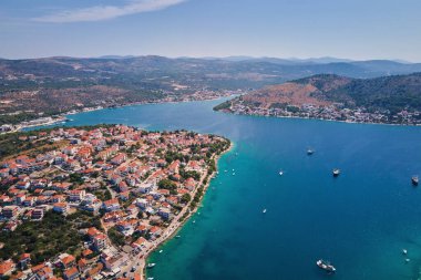 Denizdeki adalar yemyeşil, evler ve havadan manzarayla kaplıdır. Yaz tatili için turistik bir yer. Hırvatistan 'ın Dalmaçya bölgesindeki Rogoznica kasabası yakınlarındaki Adriyatik kıyı şeridinin panoramik manzarası
