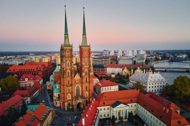 Sonbahar mevsiminde Gotik kiliseleri ve tarihi mimarisi olan Avrupa şehrinin havadan görünüşü. Gün batımında Ostrow Tumski 'deki St. John Katedrali. Wroclaw, Polonya 'nın şehir manzarası