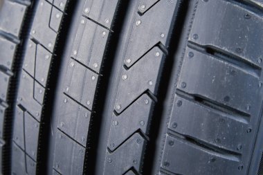 Yeni yazlık araba lastiğinin lastik izlerinin ayrıntıları.