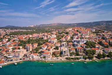 Sahil köyü ve kıyı şeridi boyunca tekneleri olan Adriyatik kıyı şeridinin havadan görüntüsü. Hırvatistan 'ın Adriyatik Denizi kıyısındaki Rogoznica kentinin panoraması. Yaz yolculuğu konsepti