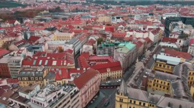 Prag mimarisi, hava manzarası. Avrupa 'da kırmızı çatıları olan tarihi binaların üzerinden uçmak. Çek Cumhuriyeti Praha kentinin kuş bakışı manzarası