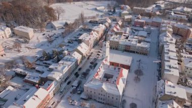 Karla kaplı şehir merkezinin havadan görünüşü. Küçük Avrupa kasabasında kış mevsimi