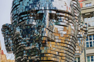 Franc Kafka 'nın başkanı, Prag' da sanat kurulumu. David Cerny 'nin yaptığı metal heykel. Sokaktaki çağdaş sanat eserleri. Prag, Çek Cumhuriyeti - 27 Ekim 2024