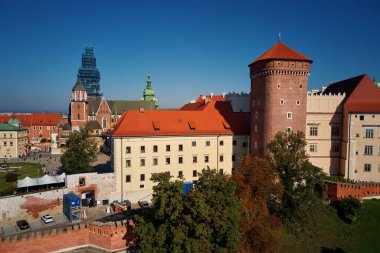 Krakow 'daki Wawel Kalesi' nin havadan görüntüsü. Ortaçağ kraliyet rönesansı mimarisi. Polonya 'da turistik dönüm noktası