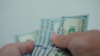 Yüz dolarlık banknotları saymak için yakın plan çekimler. Amerikan dolarlarını elinde tutan adam. Para yönetimi, zenginlik veya mali işlemler kavramı