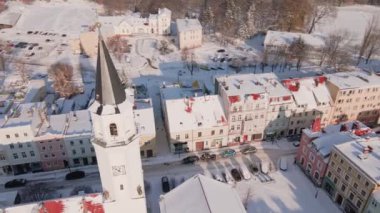 Karla kaplı şehir merkezinin havadan görünüşü. Küçük Avrupa kasabasında kış mevsimi