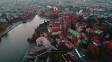 Sonbahar mevsiminde Gotik kiliseleri ve tarihi mimarisi olan Avrupa şehrinin havadan görünüşü. Gün batımında Ostrow Tumski 'deki St. John Katedrali. Wroclaw, Polonya 'nın şehir manzarası