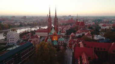 Sonbahar mevsiminde Gotik kiliseleri ve tarihi mimarisi olan Avrupa şehrinin havadan görünüşü. Gün batımında Ostrow Tumski 'deki St. John Katedrali. Wroclaw, Polonya 'nın şehir manzarası