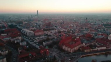 Wroclaw 'ın kırmızı çatıları, kiliseleri ve günbatımında Gökyüzü Kulesi binası olan eski kasabasının hava manzarası. Wroclaw, Polonya Panoraması